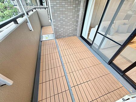 朝の澄んだ空気や、夕方に吹く清々しい風を感じられるバルコニー。