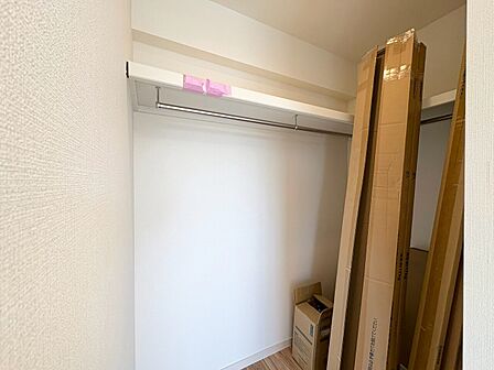 収納スペースが付いていて、お部屋を広く使っていただけます。