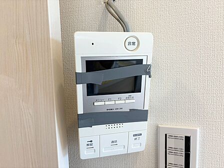 誰が来てもわかる様にモニター付きインターホンを設置。