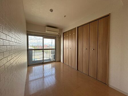 清かで艶やかな時間をもたらしてくれる室内です。