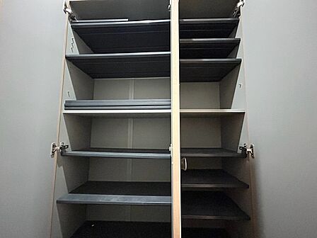 家電やスーツケース、ストック品など何でも片付く嬉しい空間です。