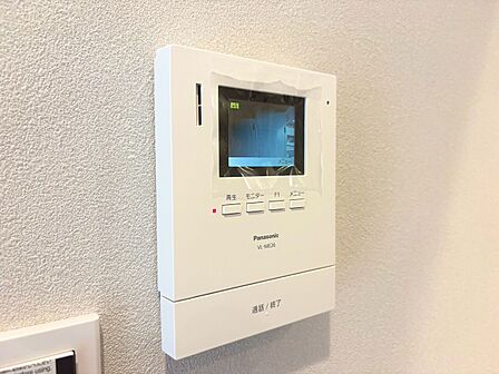 誰が来てもわかる様にモニター付きインターホンを設置。