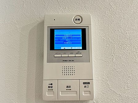 誰が来てもわかる様にモニター付きインターホンを設置。