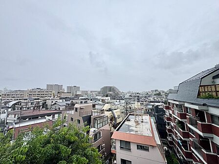 陽当たり・通風・開放感に恵まれた環境です。