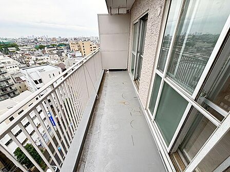 朝の澄んだ空気や、夕方に吹く清々しい風を感じられるバルコニー。