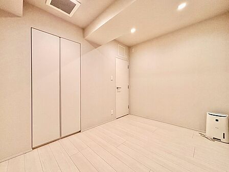 清かで艶やかな時間をもたらしてくれる室内です。