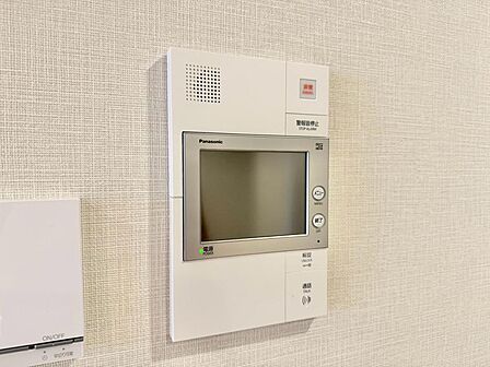 誰が来てもわかる様にモニター付きインターホンを設置。