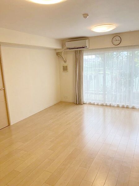 上質感漂う玄関アプローチです。