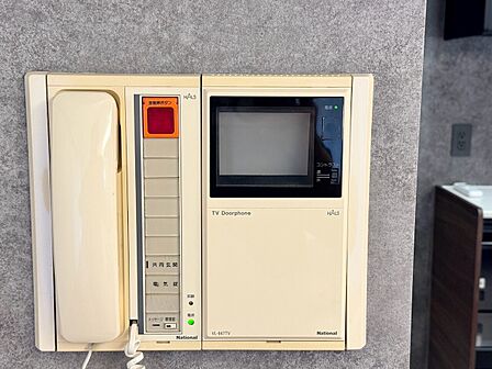 誰が来てもわかる様にモニター付きインターホンを設置。