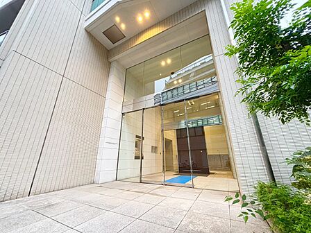 上質感漂う玄関アプローチです。