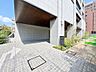 エントランス：綺麗に整備されており、行き届いた管理体制をうかがわせます。