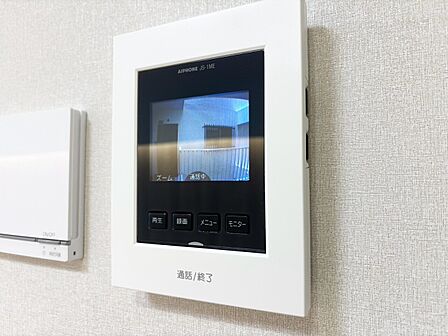誰が来てもわかる様にモニター付きインターホンを設置。