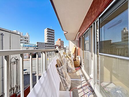 朝の澄んだ空気や、夕方に吹く清々しい風を感じられるバルコニー。