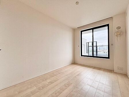 清かで艶やかな時間をもたらしてくれる室内です。