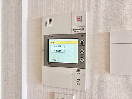 誰が来てもわかる様にモニター付きインターホンを設置。