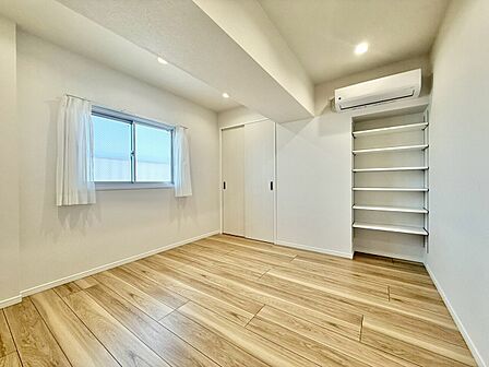 清かで艶やかな時間をもたらしてくれる室内です。