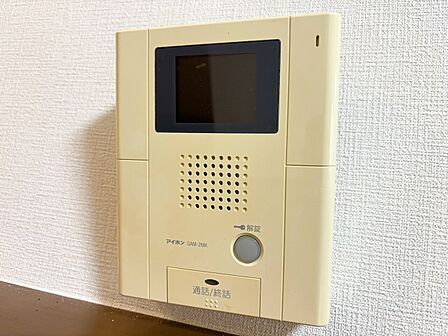 誰が来てもわかる様にモニター付きインターホンを設置。