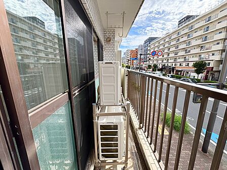 朝の澄んだ空気や、夕方に吹く清々しい風を感じられるバルコニー。