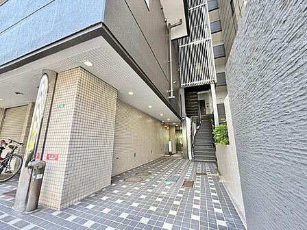 上質感漂う玄関アプローチです。