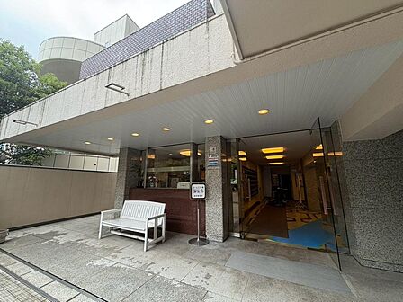 上質感漂う玄関アプローチです。