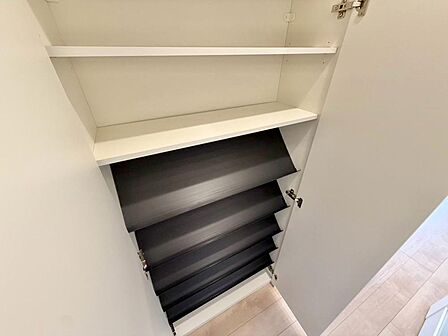 家電やスーツケース、ストック品など何でも片付く嬉しい空間です。