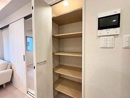 家電やスーツケース、ストック品など何でも片付く嬉しい空間です。