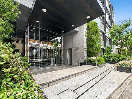 上質感漂う玄関アプローチです。
