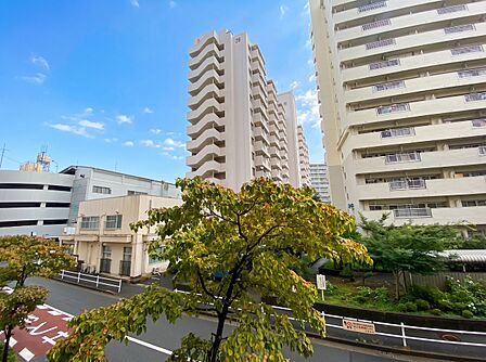陽当たり・通風・開放感に恵まれた環境です。