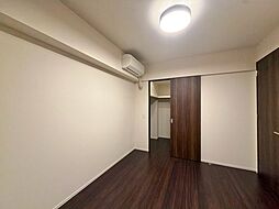 清かで艶やかな時間をもたらしてくれる室内です。