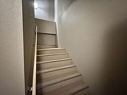 共用部の階段です。明るく清潔に管理されています。