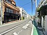 周辺：閑静なエリアで、前面道路の交通量は少なく安心です。