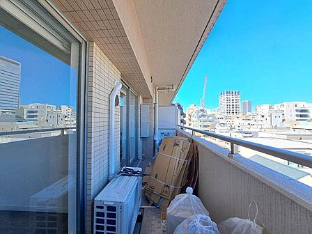 朝の澄んだ空気や、夕方に吹く清々しい風を感じられるバルコニー。