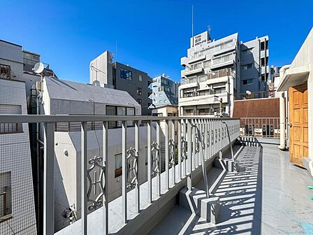 朝の澄んだ空気や、夕方に吹く清々しい風を感じられるバルコニー。