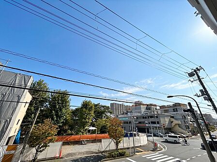 陽当たり・通風・開放感に恵まれた環境です。