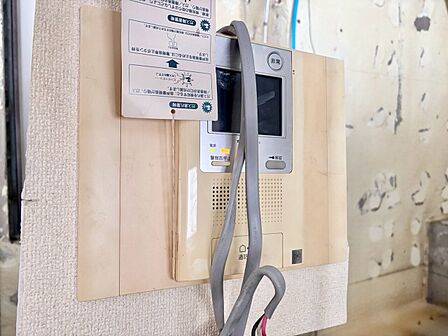 誰が来てもわかる様にモニター付きインターホンを設置。