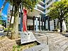エントランス：スタイリッシュなエンブレム。お洒落なマンションは入り口から。
