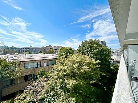 陽当たり・通風・開放感に恵まれた環境です。
