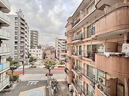 眺望や窓からの景色が良いと、家で過ごす時間も快適です。
