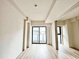 窓越しに射し込む自然光が風合い豊かな室内を照らし出し、落ち着きのある上品な空間を演出します。