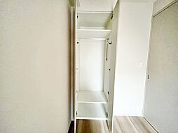 収納スペースを確保。居室内に余計な家具を置く必要がないので、シンプルですっきりとした暮らし。
