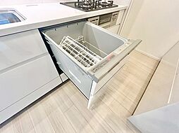 ビルトイン食洗機は作業台が広く使え、見た目もスッキリ。節水や節電も充実して家事の手助けをしてくれます。