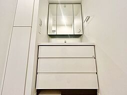 清潔感のある色合いのプライベート空間は、身だしなみチェックや肌のお手入れに最適です。