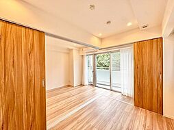 一日の疲れをいやしてくれる洋室。時を忘れて過ごす場所として過ごせるお部屋。