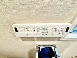 快適な生活を送るための洗浄機能付トイレ。おしり洗浄・ビデ洗浄・暖房便座の機能を標準装備しています。