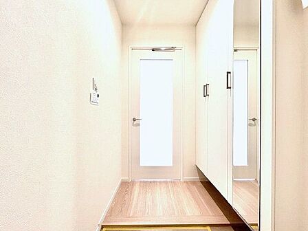 玄関を開けると、明るい日が差し込むリビングへと誘う廊下。一日あったいろんなことを胸に帰る我が家。