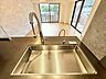 キッチン：大きな調理器具や食器類もゆったり洗えるシンクです。