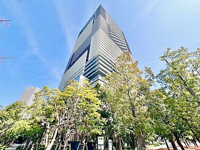 外観:爽やかな青空の下に贅沢なほどに降り注ぐ陽光、豊かな居住性。クオリティが見事に調和した住空間。 外観:爽やかな青空の下に贅沢なほどに降り注ぐ陽光、豊かな居住性。クオリティが見事に調和した住空間。