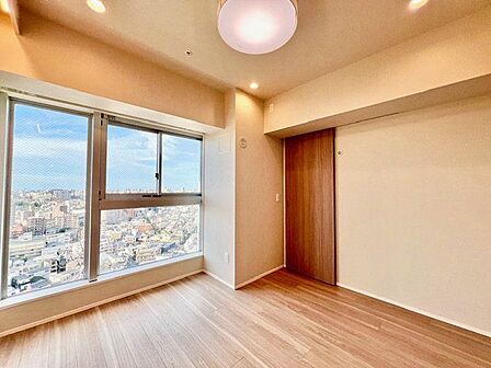 居心地のいい暮らしには欠かせない眩い採光。ゆったりとした幅の窓からこの空間に降り注ぐ採光が絶えません。