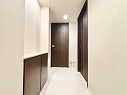 上質感漂うゆとりの広さの玄関スペース。第一印象をよくしてくれるデザイン性の高い空間に。