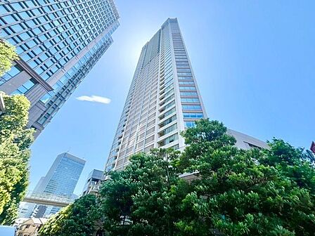 爽やかな青空の下に贅沢なほどに降り注ぐ陽光、豊かな居住性。クオリティが見事に調和した住空間。